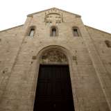 Tripartito da colonne alte e sottili, � caratterizzato dalla presenza di diverse monofore e da un portale in legno inquadrato in una cornice ad arco sormontato da un'apertura a semiluna che doveva conservare un affresco liturgico